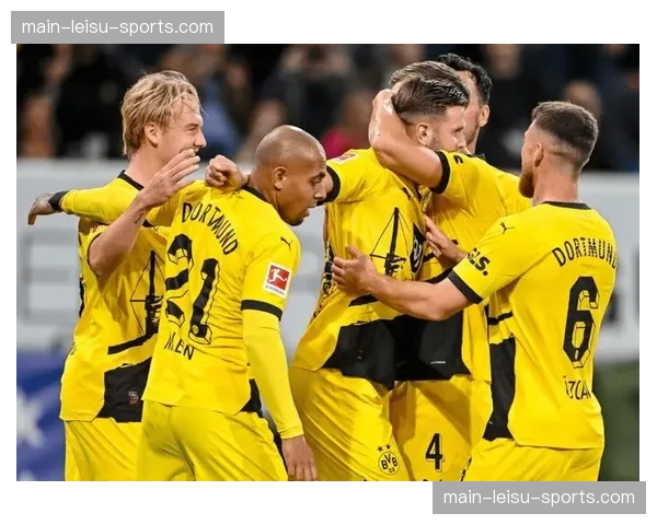 特写：终场哨响，老将罗伊斯与托马斯-穆勒交换球衣