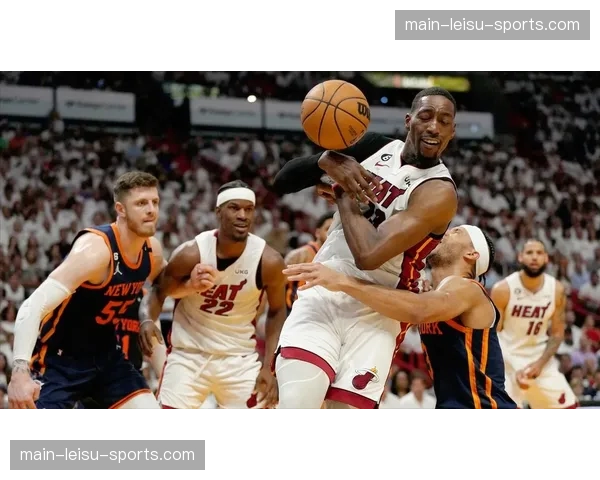 速报：热火vs尼克斯第三节，双方连续三个回合互打转换进攻，现场气氛沸腾